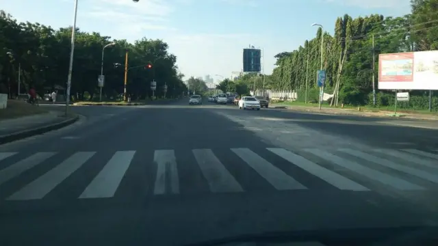 Hapa ni katika makutano ya eneo la Surrender Bridge ambapo siku za kawaida kuna msongamano wa magari na watembea kwa miguu pia.Lakini leo barabara zote zinatawaliwa na uhaba wa watembea kwa miguu kama hivi