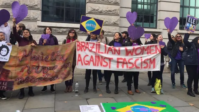 Brasileiras integrantes do movimento EleNão protestam contra Jair Bolsonaroroleta na bet365Londres