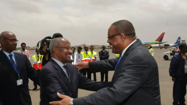 የኤርትራው የውጪ ጉዳይ ሚኒስትር በአሥመራ አየር ማረፊያ መንገደኞቹን ሲቀበሉ