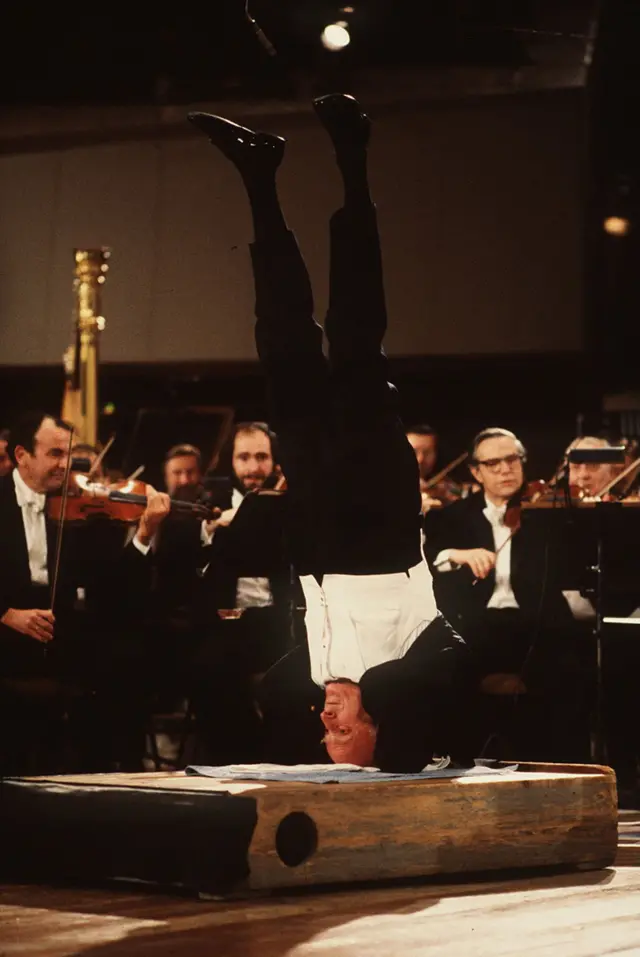 Yehudi Menuhin dirigiendo la Orquesta Filarmónica de Berlín de cabeza en 1982.