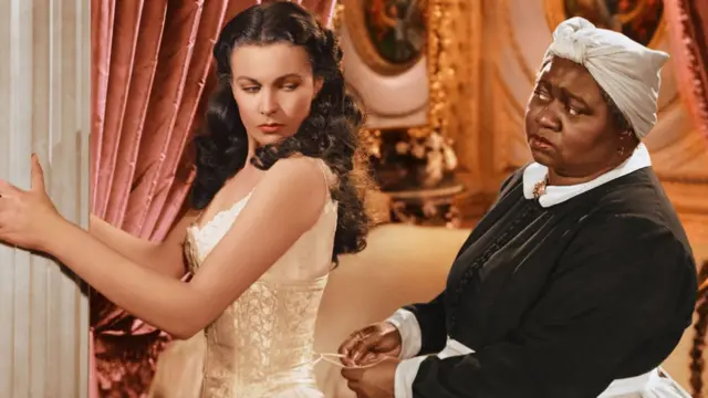 Хэтти Макдэниэл, первая чернокожая актриса, удостоенная «Оскара», вместе с Вивьен Ли – Скарлетт О’Харой – в фильме «Унесенные ветром»