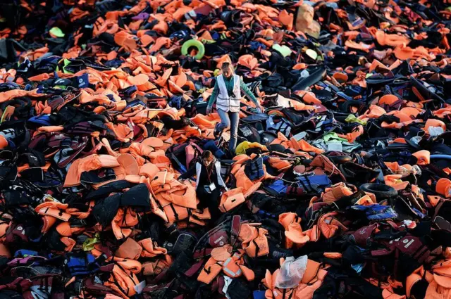 Messinis wuxuu qaaday sawirro aan caadi ahayn oo muujinaya sida ay buuro ugu ekaadeen jaakadaha badbaadada ee ay tuureen soo galootigu