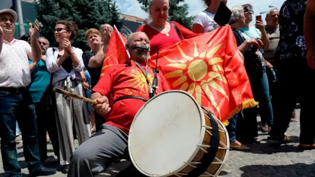Перший прапор Македонії з "Вергінським сонцем" - з 2019 року в Македонії заборонено використовувати цей символ, який також використовують у грецькому регіоні Македонія (на синьому, а не на червоному тлі)