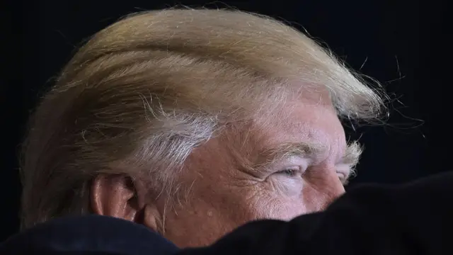 دونالد ترامپ که امروز به ایالت دموکرات مینه‌سوتا سفر کرده با تاکید بر نظرات قبلی خود گفته خانم کلینتون باید تحت تعقیب قضایی قرار گیرد