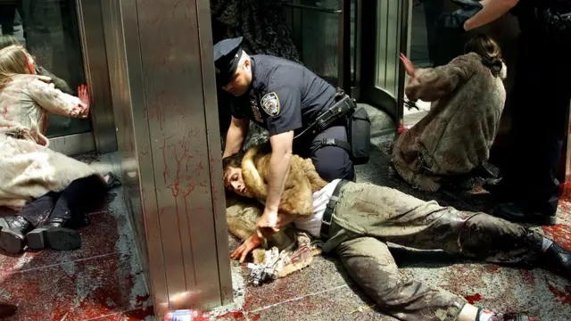 Активисты РЕТА в объятиях полиции Нью-Йорка