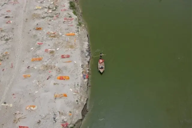 நதிக்கரையில் அடக்கம் செய்யப்பட்டிருக்கும் பிணங்கள்