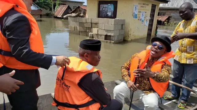 Yemi Osinbajo dey inisde canoe