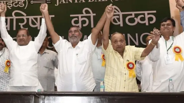 છોટુભાઈ વસાવા (વચ્ચે)