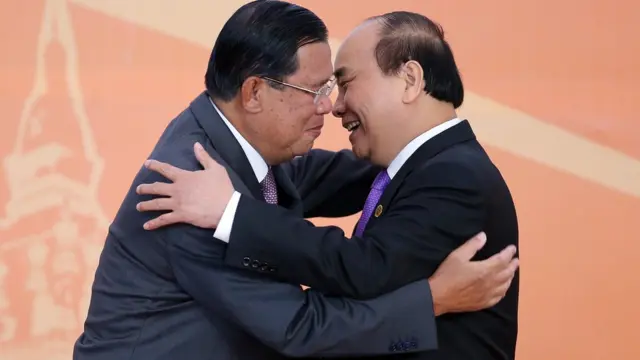 สมเด็จฮุนเซน (ซ้าย) กอด เหงียน ซวน ฟุก