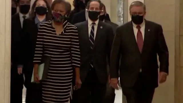 Temsilciler Meclisi'ndeki Demokratlar Senato'ya azil kararını bildirmeye giderken