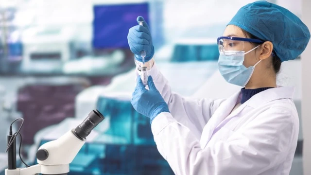 Cientista em laboratório