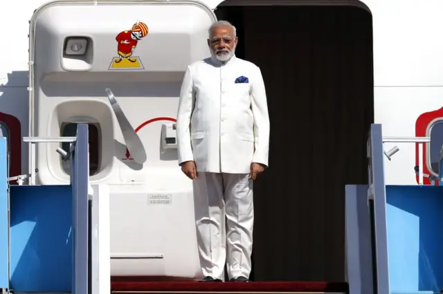 విమానం దిగుతున్న ప్రధానమంత్రి నరేంద్రమోదీ