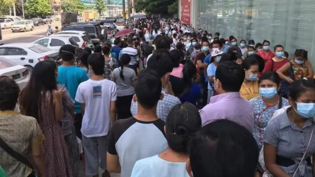 ATM စက်ရှေ့ ‌ငွေထုတ်ရန် တန်းစီနေကြစဥ်