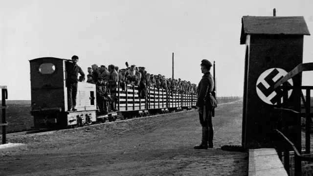 Prisioneros llevados en tren a un campo de concentración nazi.