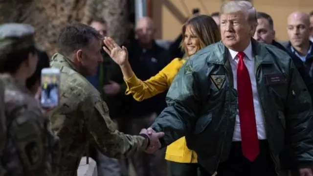 अमरीकी राष्ट्रपति डोनल्ड ट्रंप ने दिसंबर 2018 में इराक़ स्थित अल असद ठिकाने का दौरा किया था.