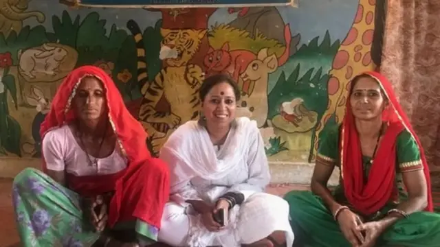 Smita Chakraburtty na Sugna (right) na mfungwa mwengine