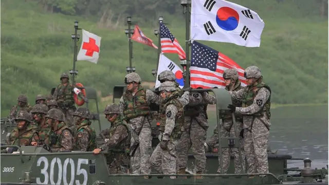 한미 군 장병들이 지난 2013년 5월 연천군에서 강을 건너는 훈련에 참여하고 있다