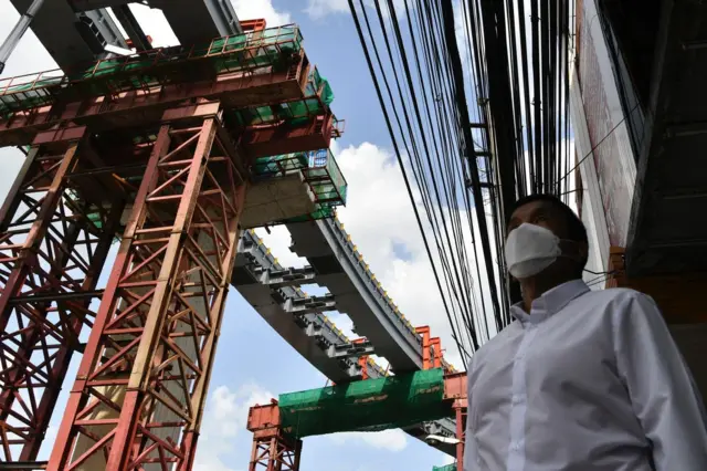 ชัชชาติ สิทธิพันธุ์ ลงพื้นที่แยกลำสาลี เขตบางกะปิ เพื่อติดตามการก่อสร้างรถไฟฟ้าสายสีเหลืองและส้ม ( 23 พ.ค.)