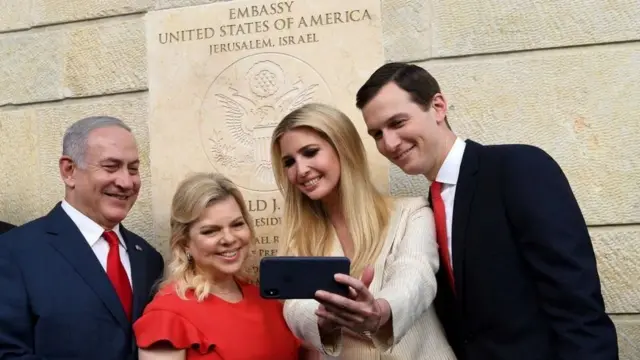 كوشنر وزوجته إيفانكا ترامب ونتنياهو زوجته سارة
