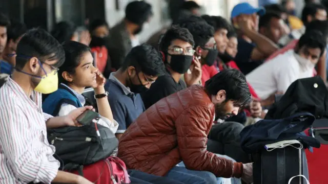 માસ્ક પહેરેલા લોકો