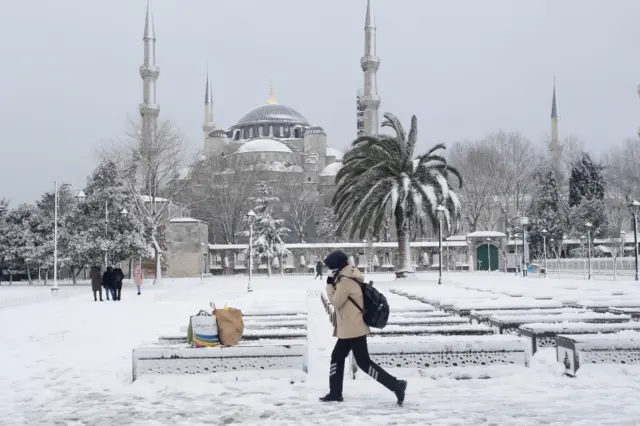 İstanbul'da yoğun olacağına dair uyarıda bulunulan kar yağışı kimi ilçelerde başladı. İstanbul Valiliği, okulların kar yüzünden tatil edildiği duyuruldu. THY ise 18 ve 19 Mart'ta etkisini göstermesi beklenen kar yüzünden kimi uçuşlarını iptal etti.
