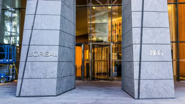 Вход в штаб-квартиру l'Oreal