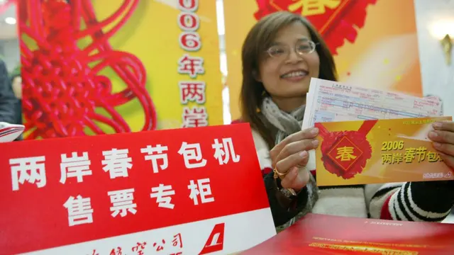 中国大陆和台湾直接通航前,来往两地的航班会先飞经香港,让大陆和台湾都可以避免需要介定这些航班是否国际航班的敏感议题。