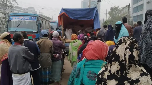 ঢাকায় টিসিবি ট্রাকের পেছনে ভিড়