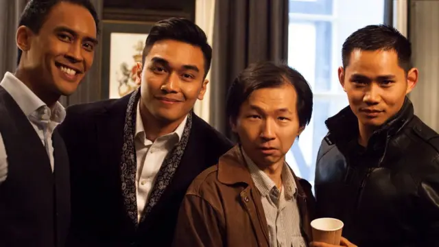 《逐梦摩女》中的四位男性。伊丽莎白的上级Huang Lo（译：黄罗）（右二）。