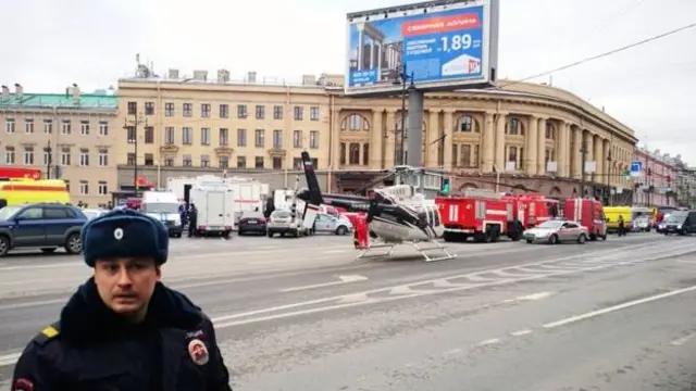காயமடைந்தவர்களை மருத்துவமனைக்கு கொண்டு செல்ல ரயில் நிலையத்தின் வாயிலில் ஹெலிகாப்டர் நிறுத்தப்பட்டது