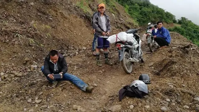 အချို့နေရာတွေမှာ ဆိုင်ကယ်ကို တွန်းပြီးသွားရ