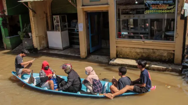 ইন্দোনেশিয়ার বানদুং এলাকায় বৃষ্টিতে নদী উপচে শত শত বাড়ি ডুবে যায় (নভেম্বর ৩, ২০২১)
