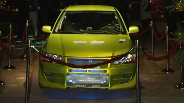 Auto de lujo usado en la segunda película