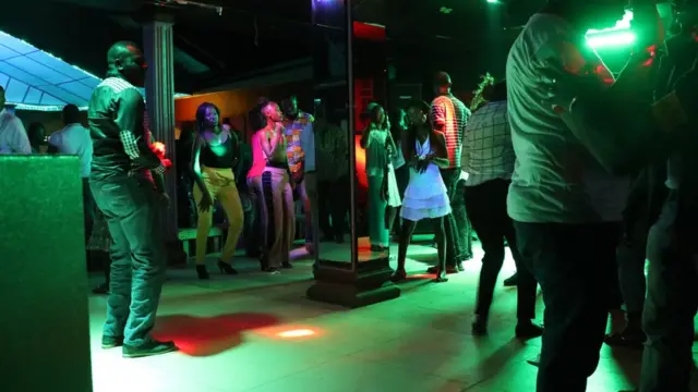 Dans une boîte de nuit de Bangui.