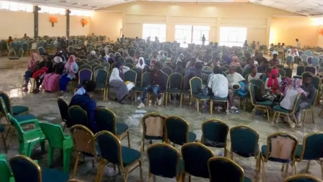 በደብረ ማርቆስ ዩኒቨርስቲ የምግብ አዳራሽ ውስጥ የተጠለሉ ተማሪዎች