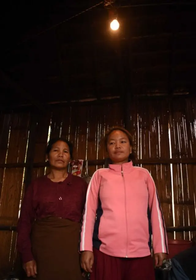 लेमनिथम लोटजेम (दाएं) बिजली आने के समय बल्ब के नीचे खड़ी थीं