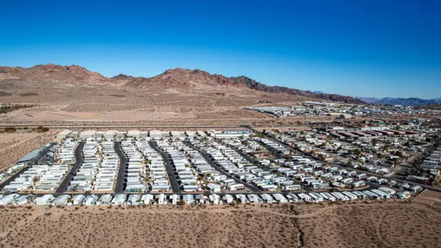 네바다 트레일러 파크. 멀리 떨어진 곳에서 끌어온 물에 의존하고 있다