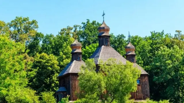 ਜ਼ਿਆਦਾਤਰ ਪੁਰਾਣੀਆਂ ਲੱਕੜ ਦੀਆਂ ਚਰਚ ਹਨ ਜੋ ਪਿੰਡਾਂ ਦੇ ਲੋਕਾਂ ਨੇ ਬਣਾਈਆਂ ਸਨ