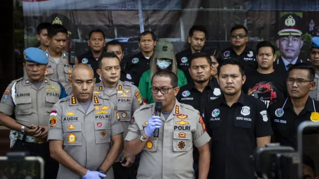 Kabid Humas Polda Metro Jaya Kombes Pol Yusri Yunus (tengah) menyampaikan keterangan pers pada rilis kasus narkoba yang menjerat artis Lucinta Luna di Polres Metro Jakarta Barat, Rabu (12/02).