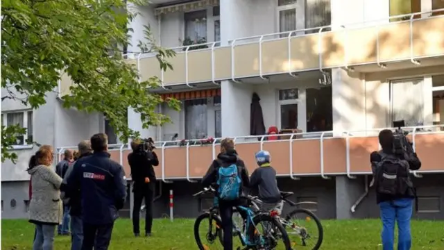 Los vecinos asistieron a la operación policial en el barrio en que vivía Al Bakr.