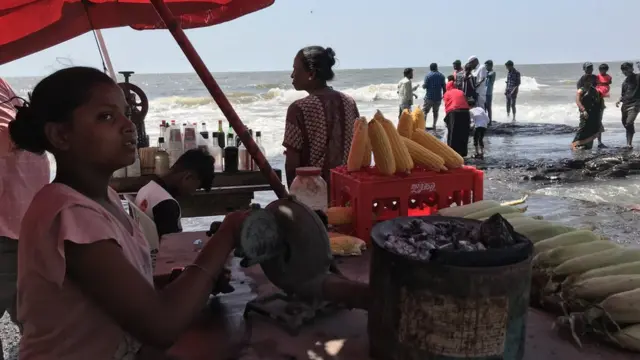 पार्वती ईद के अगले दिन, जब लहरें तेज़ थीं तो दुकान तय जगह से हटानी पड़ी