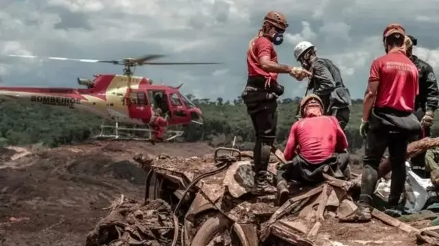 Bombeiros em buscas em Brumadinho