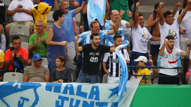 Torcida da argentina em partida de tenista de seu país na Olimpíada