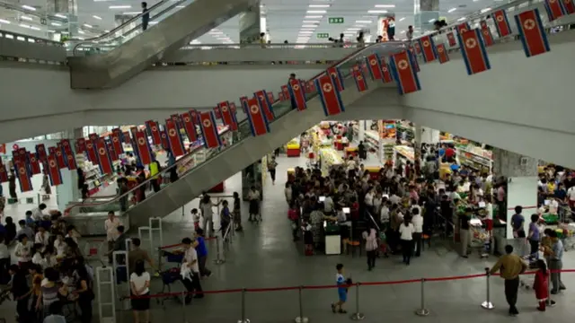 ที่ห้างสรรพสินค้าในกรุงเปียงยาง นักท่องเที่ยวต่างชาติส่วนมากใช้เงินเยน หยวน และดอลลาร์สหรัฐฯ แทนเงินวอนเกาหลีเหนือ