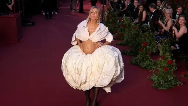 Sijena Miler pozira na događaju Vog svet u Londonu