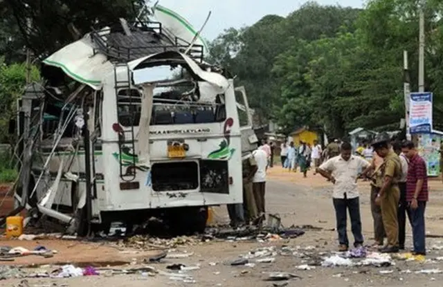 2008 වසරේ දඹුල්ල ආසන්නයේ බෝම්බයකට ගොදුරු වූ බස් රථයක්