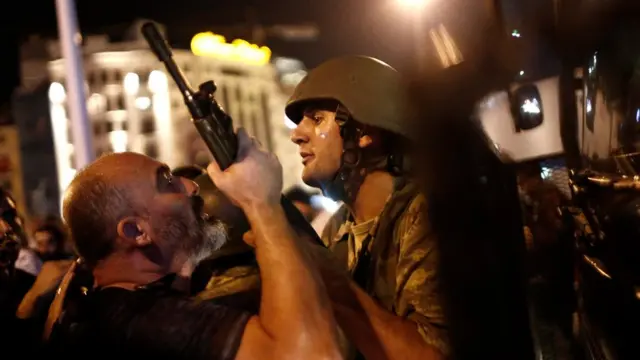 Erdogan dijo que "el ejército será limpiado" y que los golpistas pagarán por su "traición".