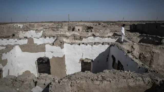 روستایی در حاشیه دریاچه هامون که بعد از خشک شدن این دریاچه، خالی از سکنه شده است