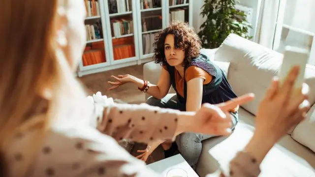 గొడవ పడుతున్న అమ్మాయిలు