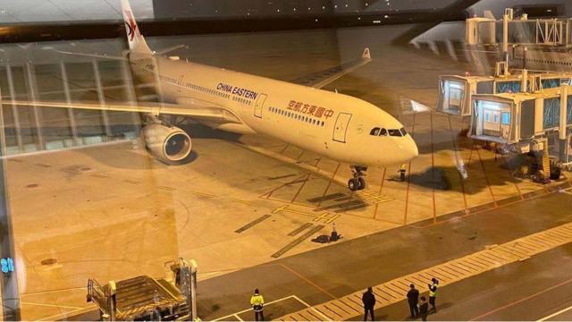 经台湾陆委会及民间单位协调，2月3日晚间，200多名台湾人将搭乘中国东方航空包机返台。